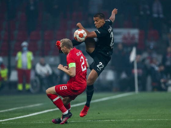 Timothy Chandler Eintracht Frankfurt, 22 in duel against Ritchie De Laet Royal Antwerp FC, 02 , BEL, Royal Antwerp Antwerpen FC vs Eintracht Frankfurt, UEFA Europa League Group D, Group stage, Season 2021 2022, 30 09 2021, , DFB DFL regulations prohibit any use of photographs as image sequences and or quasi video , BEL, Royal Antwerp Antwerpen FC vs Eintracht Frankfurt, UEFA Europa League Group D, Group stage, Season 2021 2022, 30 09 2021 Antwerp Copyright: xEibner-Pressefoto GabrielxBoiax EP_GBA