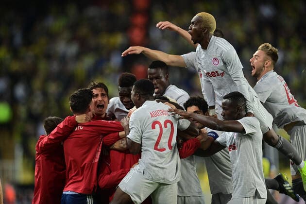 Olympiakos players ceÅücelebrates for Francisco das Chagas Soares dos Santos Meireles ( Tiquinho ) s goal during the UEFA Europa League Group D match between Fenerbahce and Olympiakos at Ulker Stadium in Istanbul , Turkey on September 30 , 2021. 