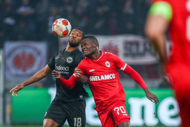 Almamy Toure Eintracht Frankfurt, 18 in duel against Ally Samatta Royal Antwerp FC, 45 , BEL, Royal Antwerp Antwerpen FC vs Eintracht Frankfurt, UEFA Europa League Group D, Group stage, Season 2021 2022, 30 09 2021, , DFB DFL regulations prohibit any use of photographs as image sequences and or quasi video , BEL, Royal Antwerp Antwerpen FC vs Eintracht Frankfurt, UEFA Europa League Group D, Group stage, Season 2021 2022, 30 09 2021 Antwerp Copyright: xEibner-Pressefoto GabrielxBoiax EP_GBA