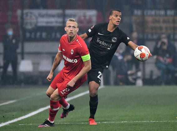 30 09 2021, xjhx, football UEFA Europa League, Royal Antwerpen Eintracht Frankfurt emspor, v l Richie de Laet Royal Antwerpen Timothy Chandler Eintracht Frankfurt Zweikampf, action, action, battle for the ball DFL DFB REGULATIONS PROHIBIT ANY USE OF PHOTOGRAPHS AS IMAGE SEQUENCES AND OR QUASI VIDEO Antwerp
