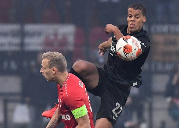 30 09 2021, xjhx, football UEFA Europa League, Royal Antwerpen Eintracht Frankfurt emspor, v l Richie de Laet Royal Antwerpen Timothy Chandler Eintracht Frankfurt Zweikampf, action, action, battle for the ball DFL DFB REGULATIONS PROHIBIT ANY USE OF PHOTOGRAPHS AS IMAGE SEQUENCES AND OR QUASI VIDEO Antwerp