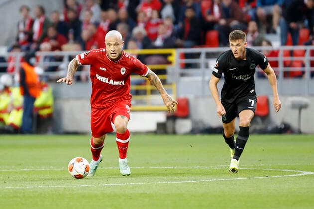 30 09 2021, Football, Europa League, 2021 2022, Royal Antwerpen Eintracht Frankfurt, BEL, Antwerp, Bosuilstadion Picture from left Radja Nainggolan Royal Antwerpen FC and Ajdin Hrustic Eintracht Frankfurt Copyright: HMBxMedia xHeikoxBecker