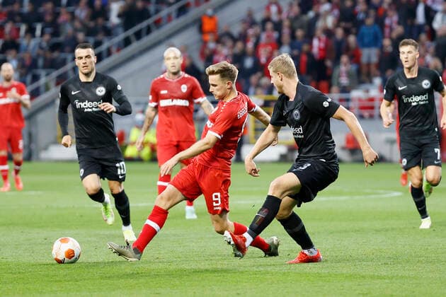30 09 2021, Football, Europa League, 2021 2022, Royal Antwerpen Eintracht Frankfurt, BEL, Antwerp, Bosuilstadion Picture from left Johannes Eggestein Royal Antwerpen FC and Martin Hinteregger Eintracht Frankfurt Copyright: HMBxMedia xHeikoxBecker