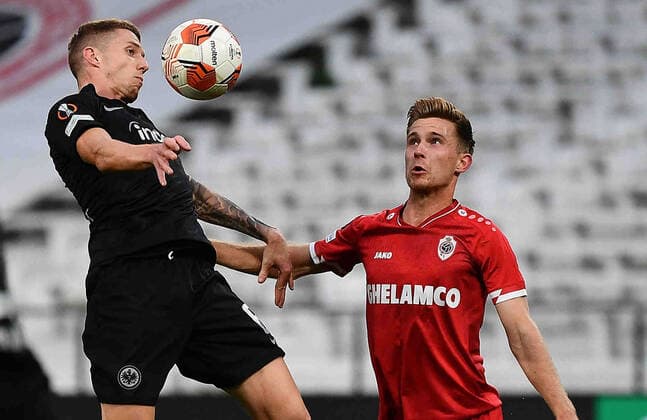 30 09 2021, xjhx, football UEFA Europa League, Royal Antwerpen Eintracht Frankfurt emspor, v l Kristijan Jakic Eintracht Frankfurt Johannes Eggestein Royal Antwerpen Zweikampf, action, action, battle for the ball DFL DFB REGULATIONS PROHIBIT ANY USE OF PHOTOGRAPHS AS IMAGE SEQUENCES AND OR QUASI VIDEO Antwerp