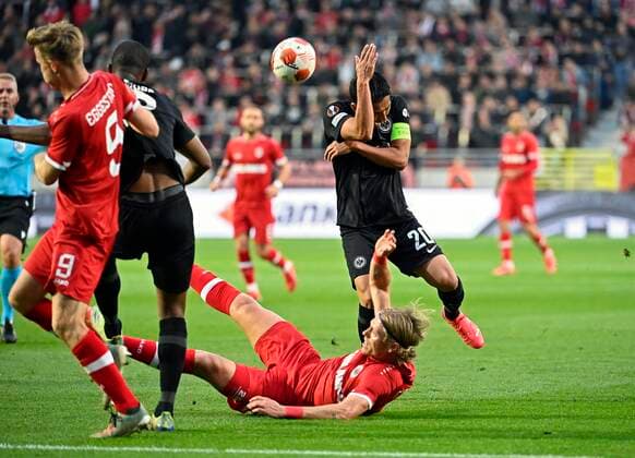 ANTWERPEN, BELGIUM - SEPTEMBER 30 : Viktor Fischer forward of Antwerp FC anMakoto Hasabe of Frankfurt pictured during uefa europa league match between FC Antwerp and Eintracht Frankfurt on september 30, 2021 in Antwerpen, Belgium, 30 09 2021 ( FC Antwerp v Eintracht Frankfurt PhotoNews Panoramic 