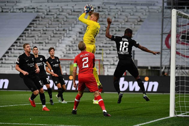 30 09 2021, xjhx, football UEFA Europa League, Royal Antwerpen Eintracht Frankfurt emspor, v l Martin Hinteregger Eintracht Frankfurt zautz Rafael Borre, Rafael Santos Borre Maury Eintracht Frankfurt Sam Lammers Eintracht Frankfurt Richie de Laet Royal Antwerp Jean Butez Royal Antwerp Almamy Toure Eintracht Frankfurt DFL DFB REGULATIONS PROHIBIT ANY USE OF PHOTOGRAPHS AS IMAGE SEQUENCES AND OR QUASI VIDEO Antwerp