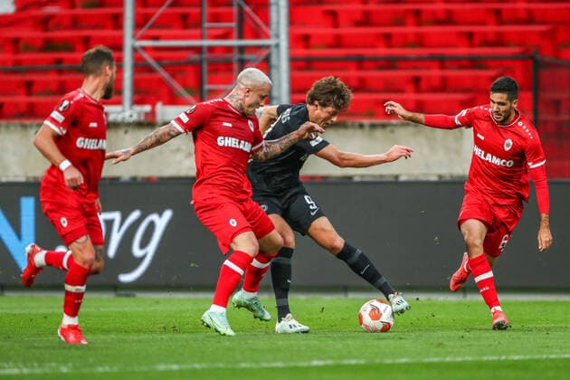Sam Lamas Eintracht Frankfurt, 09 on the ball, in action, BEL, Royal Antwerp Antwerpen FC vs Eintracht Frankfurt, UEFA Europa League Group D, group stage, season 2021 2022, 30 09 2021, , DFB DFL regulations prohibit any use of photographs as image sequences and or quasi video , BEL, Royal Antwerp Antwerpen FC vs Eintracht Frankfurt, UEFA Europa League Group D, group stage, season 2021 2022, 30 09 2021 Antwerp Copyright: xEibner-Pressefoto GabrielxBoiax EP_GBA