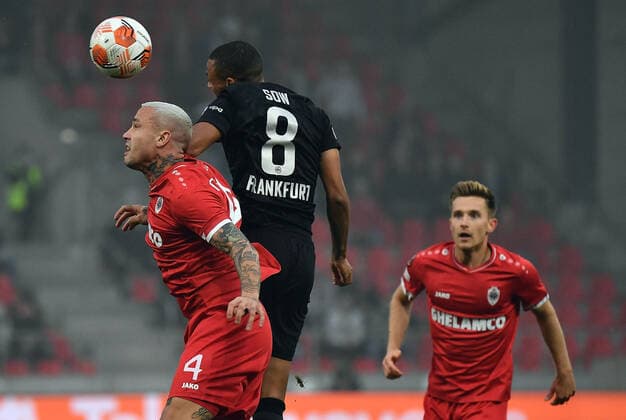 30 09 2021, xjhx, football UEFA Europa League, Royal Antwerp Eintracht Frankfurt emspor, v l Radja Nainggolan Royal Antwerp Djibril Sow Eintracht Frankfurt DFL DFB REGULATES PROHIBIT ANY USE OF PHOTOGRAPHS as IMAGE SEQUENCES and or QUASI VIDEO Antwerp