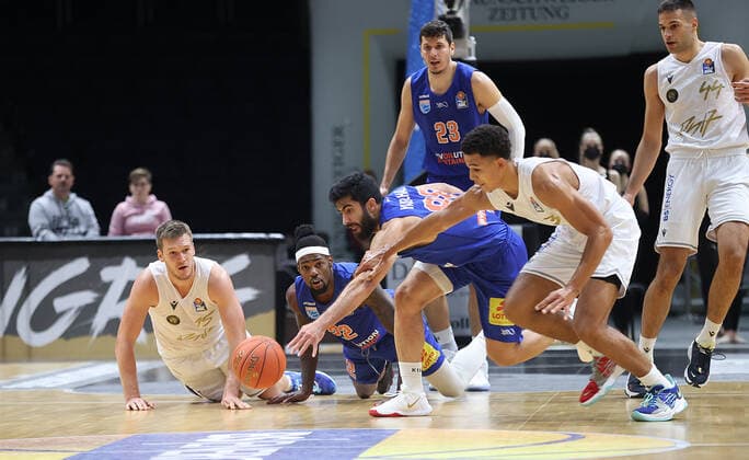 f l Martin Peterka Basketball Loewen Braunschweig , Chris Coffey Syntainics MBC Team , Behnam Yakhchali Syntainics MBC Team , Nicholas Tischler Basketball Loewen Braunschweig , Fight for the ball