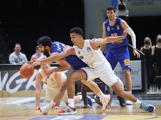 Martin Peterka Basketball Loewen Braunschweig , Behnam Yakhchali Syntainics MBC Team , Nicholas Tischler Basketball Loewen Braunschweig , Fight for the ball