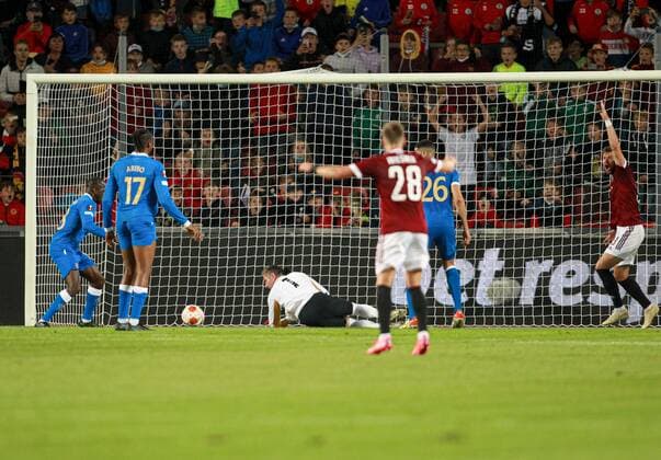 Mandatory Credit: Photo by Milan Kammermayer Shutterstock (12516383as) Rangers goalkeeper Allan McGregor can t save a header from David Hancko of Sparta Prague Sparta Prague v Rangers, UEFA Europa League Group A, Football, Generali Arena, Prague, Czech Republic - 30 Sep 2021 Sparta Prague v Rangers, UEFA Europa League Group A, Football, Generali Arena, Prague, Czech Republic - 30 Sep 2021 Copyright: xMilanxKammermayer Shutterstockx 12516383as