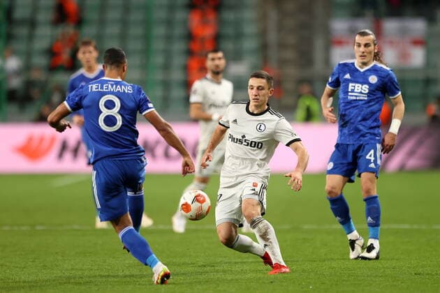 WARSZAWA 30.09.2021 MECZ 2. KOLEJKA GRUPA C LIGA EUROPY SEZON 2021 22 --- UEFA EUROPA LEAGUE GROUP C MATCH IN WARSAW: LEGIA WARSZAWA - LEICESTER CITY FC YOURI TIELEMANS BARTOSZ SLISZ CAGLAR SOYUNCU FOT. PIOTR KUCZA FOTOPYK NEWSPIX.PL --- Newspix.pl  210930PYK0024