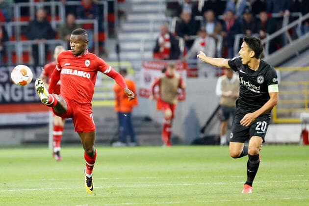 30 09 2021, football, Europa League, 2021 2022, Royal Antwerpen Eintracht Frankfurt, BEL, Antwerp, Bosuilstadion picture v li Ally Samatta Royal Antwerpen FC and Makoto Hasebe Eintracht Frankfurt Copyright: HMBxMedia xHeikoxBecker