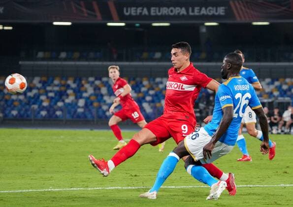 6663015 30.09.2021 Spartak s Ezequiel Ponce, left, and Napoli s Kalidou Koulibaly struggle for a ball during the Europa League soccer match between Napoli and Spartak Moscow, at Diego Armando Maradona stadium, in Naples, Italy. Alexander Vilf Sputnik Italy Soccer Europa League Napoli - Spartak  df767e404b70eb46