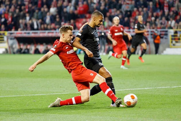 30 09 2021, Football, Europa League, 2021 2022, Royal Antwerpen Eintracht Frankfurt, BEL, Antwerp, Bosuilstadion Picture from left Johannes Eggestein Royal Antwerpen FC and Djibril Sow Eintracht Frankfurt Copyright: HMBxMedia xHeikoxBecker