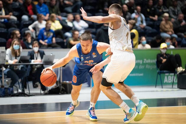 Jakub Garbacz Nr 30 Syntainics MBC vs David Kraemer Nr 1 Basketball Loewen Braunschweig Basketball Loewen Braunschweig Syntainics MBC Basketball Loewen Braunschweig Syntainics MBC, basketball, BBL, season 2020 2021, 30 09 2021 Braunschweig Copyright: xEibner-Pressefoto DanielxReineltx EP_DRT