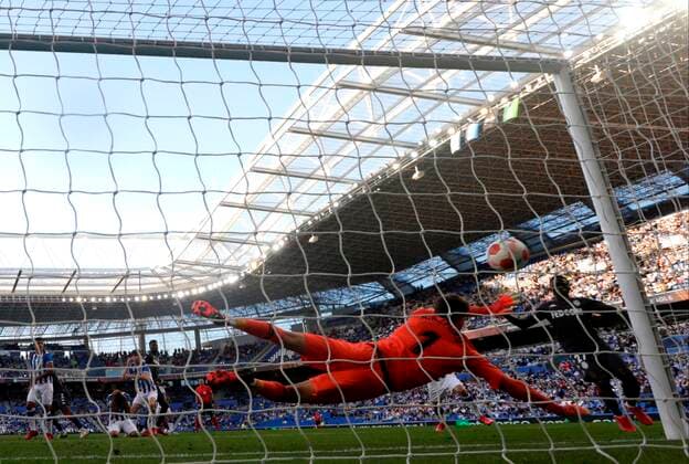Real Sociedad s goalkeeper Alex Remiro (C) can t stop the 0-1 during the UEFA Europa League group B soccer match between Real Sociedad and AS Monaco at Reale Arena stadium in San Sebastian, Basque Country, Spain, 30 September 2021. Real Sociedad - AS Monaco !ACHTUNG: NUR REDAKTIONELLE NUTZUNG!  Copyright: xJavierxEtxezarretax GRAF2434 20210930-d1f48ea7f51d6b526707cdf8d9b6ce2eea0c39e3