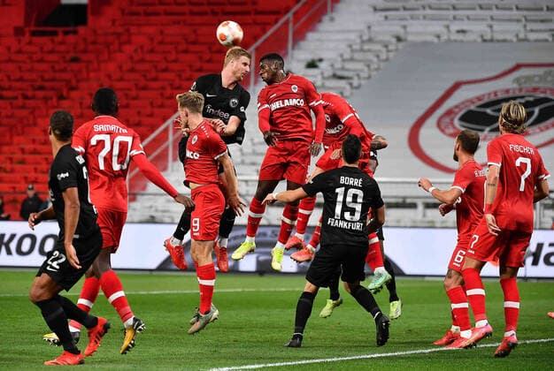 30 09 2021, xjhx, football UEFA Europa League, Royal Antwerp Eintracht Frankfurt emspor, v l Martin Hinteregger Eintracht Frankfurt zautz DFL DFB REGULATES PROHIBIT ANY USE OF PHOTOGRAPHS as IMAGE SEQUENCES and or QUASI VIDEO Antwerp