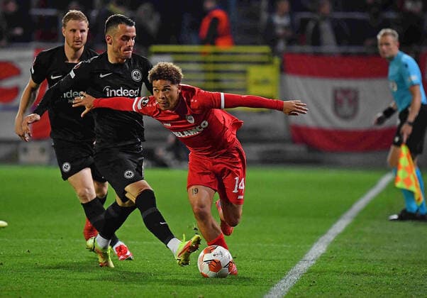 30 09 2021, xjhx, football UEFA Europa League, Royal Antwerp Eintracht Frankfurt emspor, v l Filip Kostic Eintracht Frankfurt Benson Royal Antwerp DFL DFB REGULATES PROHIBIT ANY USE OF PHOTOGRAPHS as IMAGE SEQUENCES and or QUASI VIDEO Antwerp