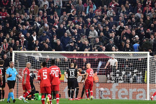 30 09 2021, xjhx, football UEFA Europa League, Royal Antwerp Eintracht Frankfurt emspor, v l Kevin Trapp Eintracht Frankfurt is hit by a firecracker from the fans spectators Ultras Antwerp and lies on the ground DFL DFB REGULATIONS PROHIBIT ANY USE OF PHOTOGRAPHS as IMAGE SEQUENCES and or QUASI VIDEO Antwerp