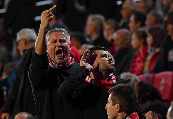 30 09 2021, xjhx, football UEFA Europa League, Royal Antwerp Eintracht Frankfurt emspor, v l fans spectators of Antwerp Ultras show middle finger DFL DFB REGULATES PROHIBIT ANY USE OF PHOTOGRAPHS as IMAGE SEQUENCES and or QUASI VIDEO Antwerp