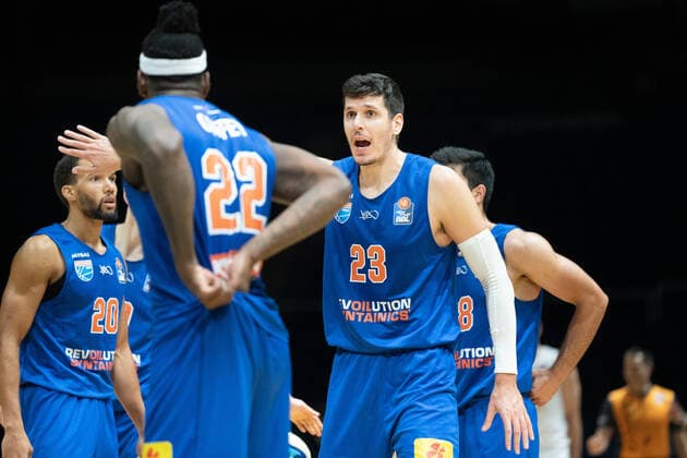 Goran Huskic Nr 23 Syntainics MBC to his teammates Chris Coffey Nr 22 Syntainics MBC Jamel Morris Nr 20 Syntainics MBC Basketball Loewen Braunschweig Syntainics MBC Basketball Loewen Braunschweig Syntainics MBC, basketball, BBL, season 2020 2021, 30 09 2021 Braunschweig Copyright: xEibner-Pressefoto DanielxReineltx EP_DRT