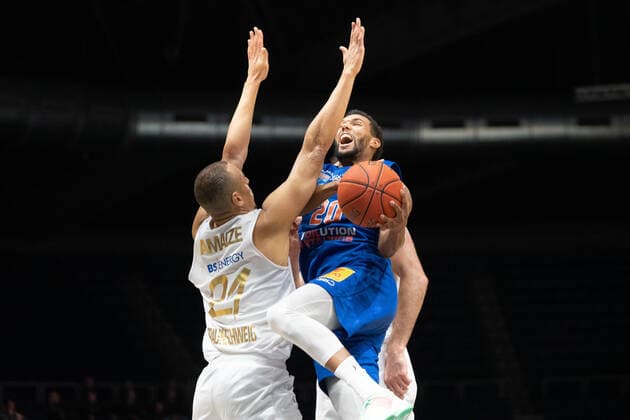 Jamel Morris Nr 20 Syntainics MBC vs Robin Amaize Nr 21 Basketball Loewen Braunschweig Basketball Loewen Braunschweig Syntainics MBC Basketball Loewen Braunschweig Syntainics MBC, Basketball, BBL, season 2020 2021, 30 09 2021 Braunschweig. Copyright: xEibner-Pressefoto DanielxReineltx EP_DRT