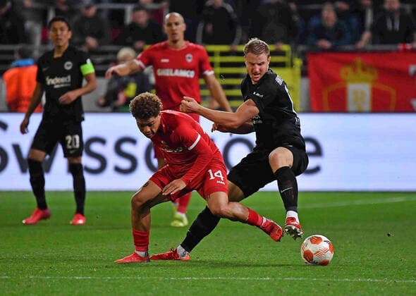 30 09 2021, xjhx, football UEFA Europa League, Royal Antwerpen Eintracht Frankfurt emspor, v l Martin Hinteregger Eintracht Frankfurt zautz Benson Royal Antwerpen Zweikampf, action, action, battle for the ball DFL DFB REGULATIONS PROHIBIT ANY USE OF PHOTOGRAPHS AS IMAGE SEQUENCES AND OR QUASI VIDEO Antwerp