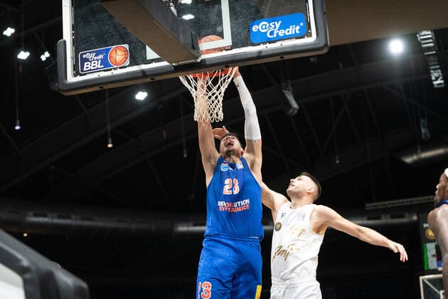 Goran Huskic Nr 23 Syntainics MBC vs Benedikt Turudic Nr 44 Basketball Loewen Braunschweig Basketball Loewen Braunschweig Syntainics MBC Basketball Loewen Braunschweig Syntainics MBC, Basketball, BBL, season 2020 2021, 30 09 2021 Braunschweig. Copyright: xEibner-Pressefoto DanielxReineltx EP_DRT