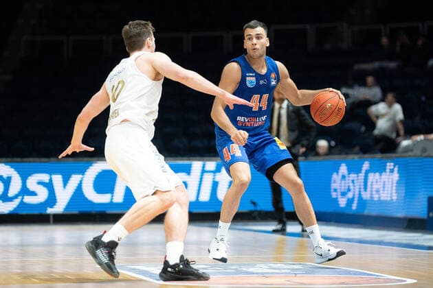 Nikola Rebic Nr 44 Syntainics MBC vs Sanada Fru Nr 10 Basketball Loewen Braunschweig Basketball Loewen Braunschweig Syntainics MBC Basketball Loewen Braunschweig Syntainics MBC, Basketball, BBL, season 2020 2021, 30 09 2021 Braunschweig. Copyright: xEibner-Pressefoto DanielxReineltx EP_DRT