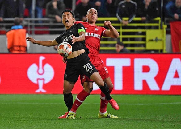 30 09 2021, xjhx, football UEFA Europa League, Royal Antwerpen Eintracht Frankfurt emspor, v l Makoto Hasebe Eintracht Frankfurt Michael Frey Royal Antwerpen Zweikampf, action, action, battle for the ball DFL DFB REGULATIONS PROHIBIT ANY USE OF PHOTOGRAPHS AS IMAGE SEQUENCES AND OR QUASI VIDEO Antwerpen