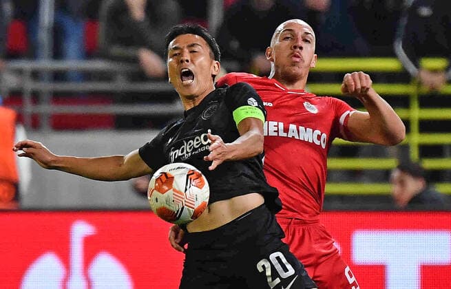 30 09 2021, xjhx, football UEFA Europa League, Royal Antwerpen Eintracht Frankfurt emspor, v l Makoto Hasebe Eintracht Frankfurt Michael Frey Royal Antwerpen Zweikampf, action, action, battle for the ball DFL DFB REGULATIONS PROHIBIT ANY USE OF PHOTOGRAPHS AS IMAGE SEQUENCES AND OR QUASI VIDEO Antwerpen
