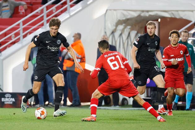 30 09 2021, Football, Europa League, 2021 2022, Royal Antwerpen Eintracht Frankfurt, BEL, Antwerp, Bosuilstadion Picture v li Sam Lammers Eintracht Frankfurt and Dinis Almeida Royal Antwerpen FC Copyright: HMBxMedia xHeikoxBecker