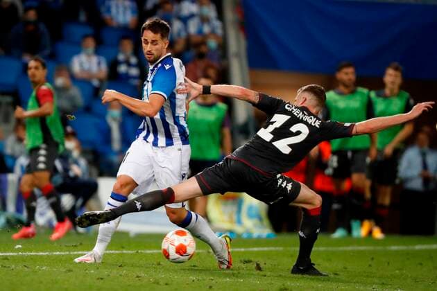 Real Sociedad s winger Adnan Januzaj (R) in action against Monaco s Brazilian defender Caio Henrique (L) during the UEFA Europa League group B soccer match between Real Sociedad and AS Monaco at Reale Arena stadium in San Sebastian, Basque Country, Spain, 30 September 2021. Real Sociedad - AS Monaco !ACHTUNG: NUR REDAKTIONELLE NUTZUNG!  Copyright: xJavierxEtxezarretax GRAF2461 20210930-fdc8312175231ce3158a357a53ee78e804f67bfc