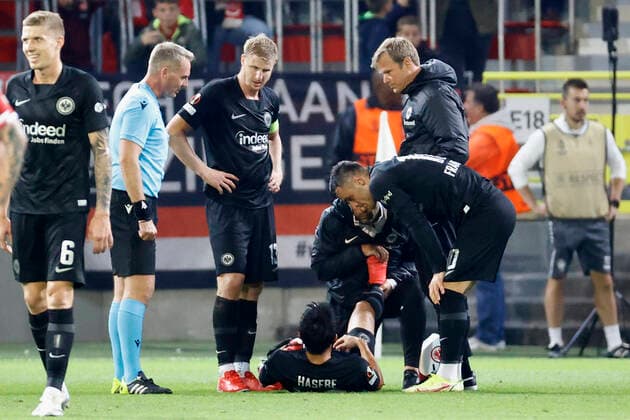 30 09 2021, football, Europa League, 2021 2022, Royal Antwerpen Eintracht Frankfurt, BEL, Antwerp, Bosuilstadion picture v li Makoto Hasebe Eintracht Frankfurt , injured. Copyright: HMBxMedia xHeikoxBecker