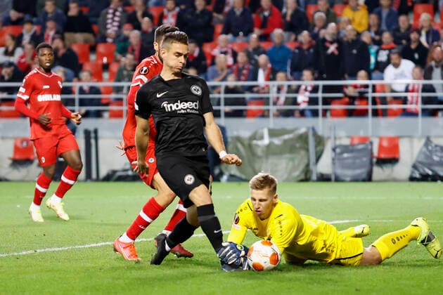 30 09 2021, Football, Europa League, 2021 2022, Royal Antwerpen Eintracht Frankfurt, BEL, Antwerp, Bosuilstadion Picture from left Rafael Borre Eintracht Frankfurt and goalkeeper Jean Butez Royal Antwerpen FC Copyright: HMBxMedia xHeikoxBecker