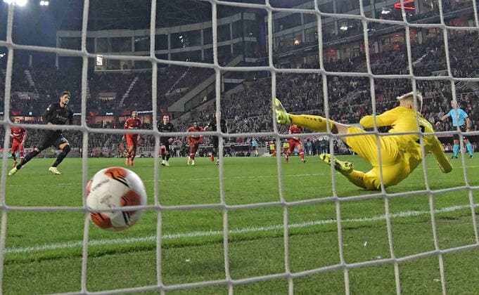 30 09 2021, xjhx, football UEFA Europa League, Royal Antwerp Eintracht Frankfurt emspor, v l Goncalo Paciencia Eintracht Frankfurt scores the Goal 0 1 Jean Butez Royal Antwerp DFL DFB REGULATIONS PROHIBIT ANY USE OF PHOTOGRAPHS as IMAGE SEQUENCES and or QUASI VIDEO Antwerp