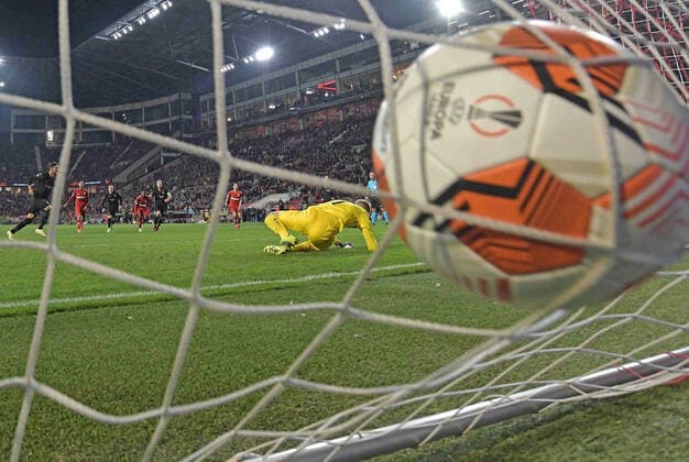 30 09 2021, xjhx, football UEFA Europa League, Royal Antwerp Eintracht Frankfurt emspor, v l Goncalo Paciencia Eintracht Frankfurt scores the Goal 0 1 Jean Butez Royal Antwerp DFL DFB REGULATIONS PROHIBIT ANY USE OF PHOTOGRAPHS as IMAGE SEQUENCES and or QUASI VIDEO Antwerp