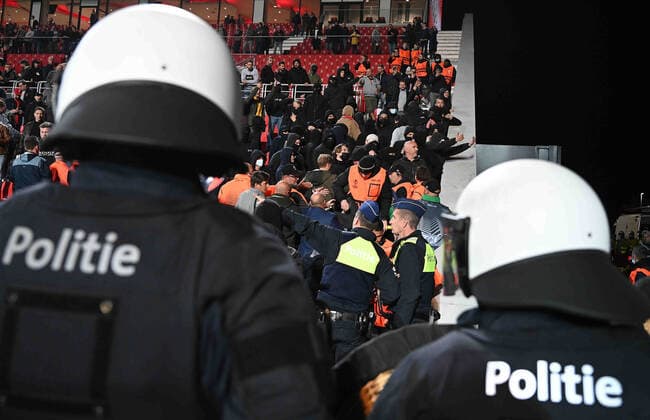 30 09 2021, xjhx, football UEFA Europa League, Royal Antwerp Eintracht Frankfurt emspor, v l riots riot fans spectators ultras hooligans Antwerp DFL DFB REGULATES PROHIBIT ANY USE OF PHOTOGRAPHS as IMAGE SEQUENCES and or QUASI VIDEO Antwerp