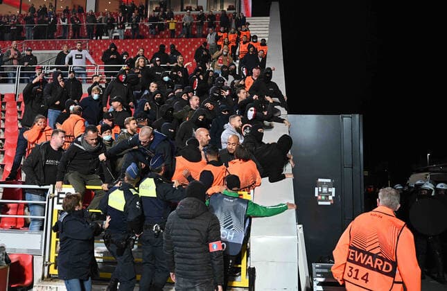 30 09 2021, xjhx, football UEFA Europa League, Royal Antwerp Eintracht Frankfurt emspor, v l riots riot fans spectators ultras hooligans Antwerp DFL DFB REGULATES PROHIBIT ANY USE OF PHOTOGRAPHS as IMAGE SEQUENCES and or QUASI VIDEO Antwerp