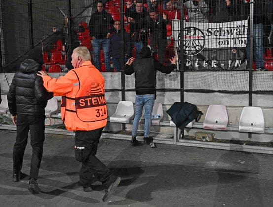30 09 2021, xjhx, football UEFA Europa League, Royal Antwerp Eintracht Frankfurt emspor, v l riots riot fans spectators ultras hooligans Antwerp DFL DFB REGULATES PROHIBIT ANY USE OF PHOTOGRAPHS as IMAGE SEQUENCES and or QUASI VIDEO Antwerp