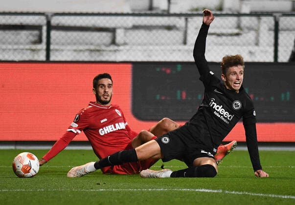 30 09 2021, xjhx, football UEFA Europa League, Royal Antwerpen Eintracht Frankfurt emspor, v l Jesper Lindström Lindstroem Eintracht Frankfurt Denis Almeida Royal Antwerpen Zweikampf, action, action, battle for the ball DFL DFB REGULATIONS PROHIBIT ANY USE OF PHOTOGRAPHS as IMAGE SEQUENCES and or QUASI VIDEO Antwerp