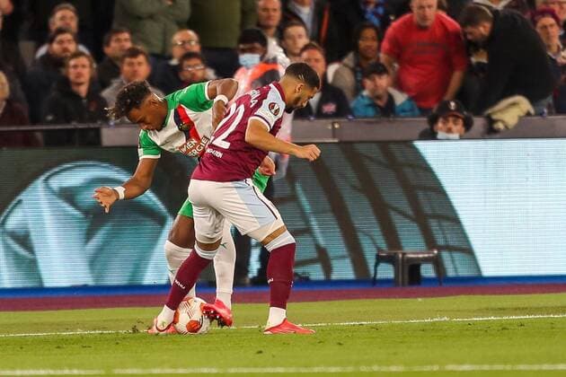 SOCCER - UEFA EL, West Ham vs Rapid LONDON,ENGLAND,30.SEP.21 - SOCCER - UEFA Europa League, group stage, West Ham United vs SK Rapid Wien. Image shows Emanuel Aiwu (Rapid) and Said Benrahma (West Ham).  GEPAxpictures xPhilippxBrem