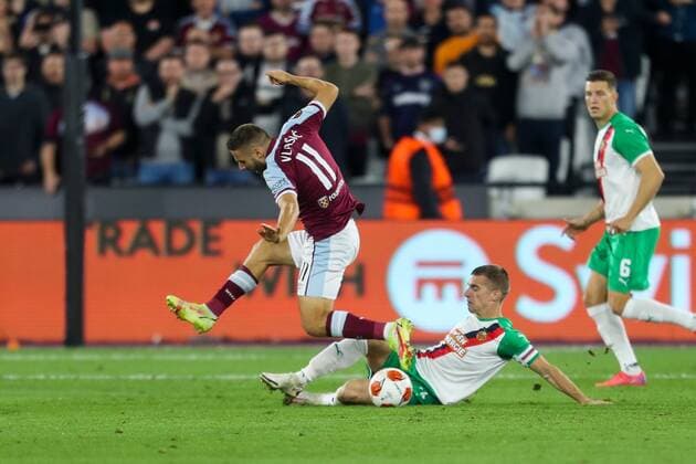SOCCER - UEFA EL, West Ham vs Rapid LONDON,ENGLAND,30.SEP.21 - SOCCER - UEFA Europa League, group stage, West Ham United vs SK Rapid Wien. Image shows Nikola Vlasic (West Ham) and Srdjan Grahovac (Rapid).  GEPAxpictures xPhilippxBrem