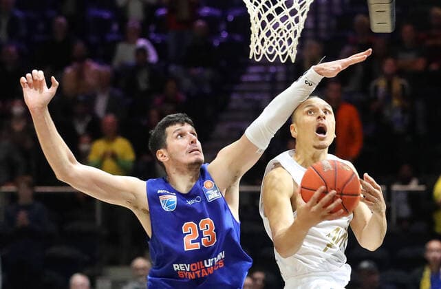 Löwen Braunschweig vs MBC, BBL Braunschweig, 30 09 2021, BASKETBALL easyCredit BBL Basketball Bundesliga, Löwen Braunschweig vs SYNTAINICS MBC, season 2021 22 Goran Huskic MBC , Robin Amaize Löwen Braunschweig Braunschweig