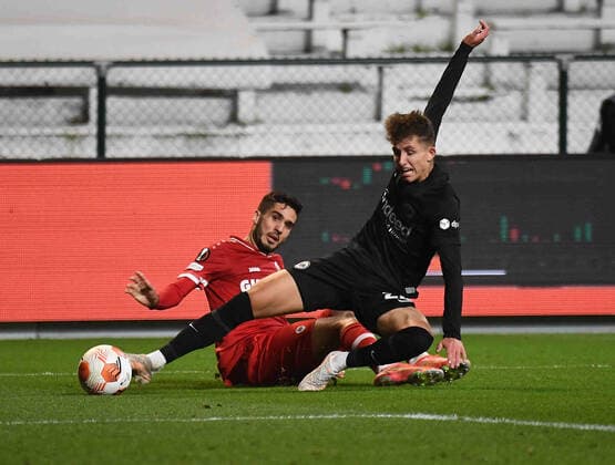 30 09 2021, xjhx, football UEFA Europa League, Royal Antwerp Eintracht Frankfurt emspor, v l Jesper Lindström Lindstroem Eintracht Frankfurt Denis Almeida Royal Antwerp duel, action, action, battle for the ball penalty foul DFL DFB REGULATIONS PROHIBIT ANY USE OF PHOTOGRAPHS AS IMAGE SEQUENCES AND OR QUASI VIDEO Antwerp