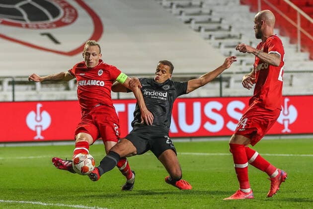 Timothy Chandler Eintracht Frankfurt, 22 in duel against Ritchie De Laet Royal Antwerp FC, 02 , BEL, Royal Antwerp Antwerpen FC vs Eintracht Frankfurt, UEFA Europa League Group D, Group stage, Season 2021 2022, 30 09 2021, , DFB DFL regulations prohibit any use of photographs as image sequences and or quasi video , BEL, Royal Antwerp Antwerpen FC vs Eintracht Frankfurt, UEFA Europa League Group D, Group stage, Season 2021 2022, 30 09 2021 Antwerp Copyright: xEibner-Pressefoto GabrielxBoiax EP_GBA