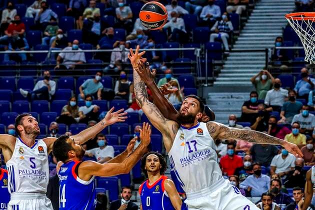 Real Madrid s center Vincent Poirier (R) in action against Anadolu s guard Krunoslav Simon (2-L) during the Euroleague basketball game between Real Madrid and Anadolu EFES at WiZink Center in Madrid, Spain, 30 September 2021. Real Madrid - Anadolu EFES !ACHTUNG: NUR REDAKTIONELLE NUTZUNG!  Copyright: xJUANJOxMARTINx GRAF2573 20210930-1a128a956e571929a165127062e6e180e101480b