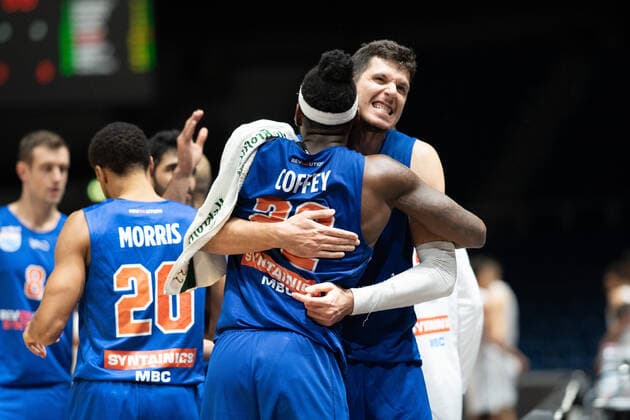Chris Coffey No 22 Syntainics MBC Goran Huskic No 23 Syntainics MBC after the final whistle Basketball Loewen Braunschweig Syntainics MBC Basketball Loewen Braunschweig Syntainics MBC, Basketball, BBL, season 2020 2021, 30 09 2021 Braunschweig. Copyright: xEibner-Pressefoto DanielxReineltx EP_DRT