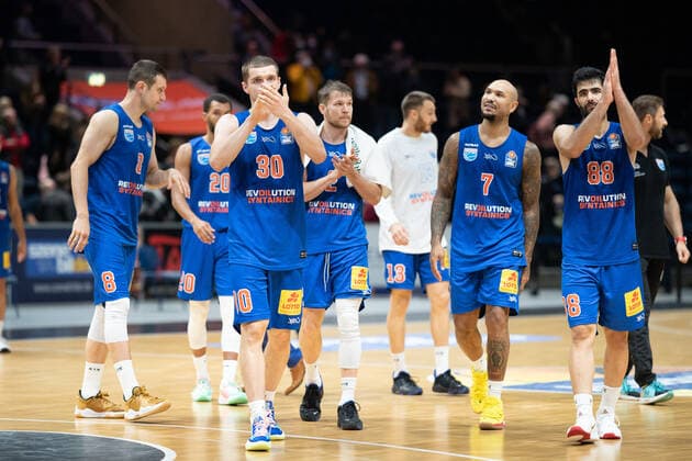 The Weissenfelser thank the traveling fans Basketball Loewen Braunschweig Syntainics MBC Basketball Loewen Braunschweig Syntainics MBC, basketball, BBL, season 2020 2021, 30 09 2021 Braunschweig. Copyright: xEibner-Pressefoto DanielxReineltx EP_DRT